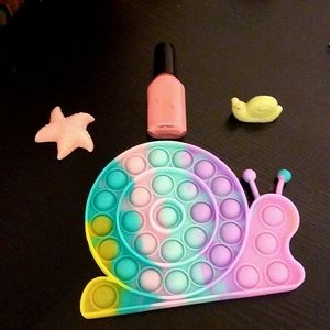 Very good pop it pops good on both sides whit two cute mochi's and nail polish